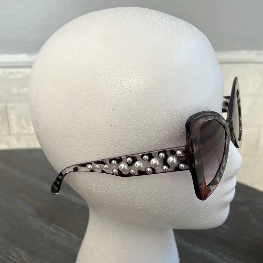 Leopard print sunglasses w/faux pearl arms